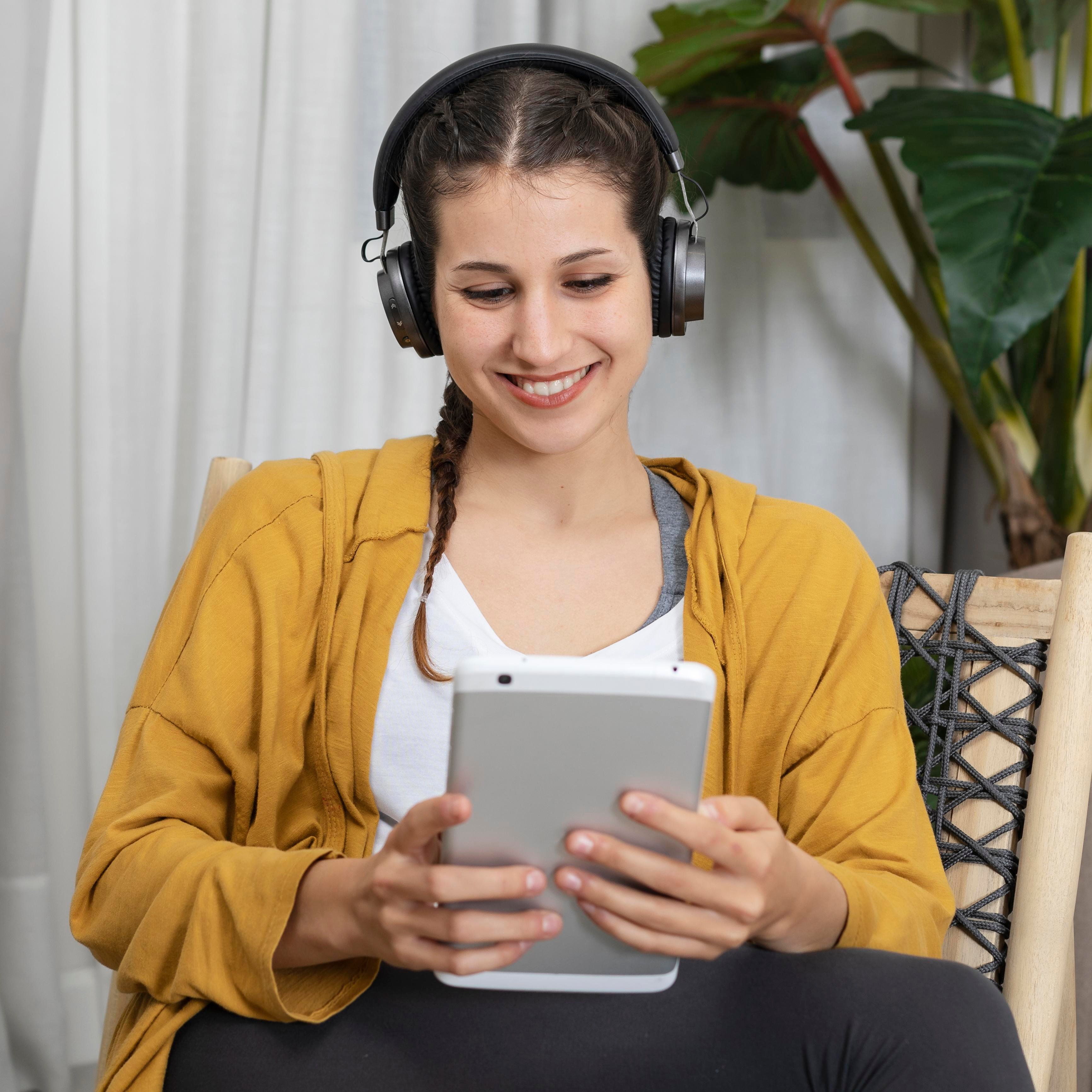 mulher-com-fones-de-ouvido-ouvindo-musica