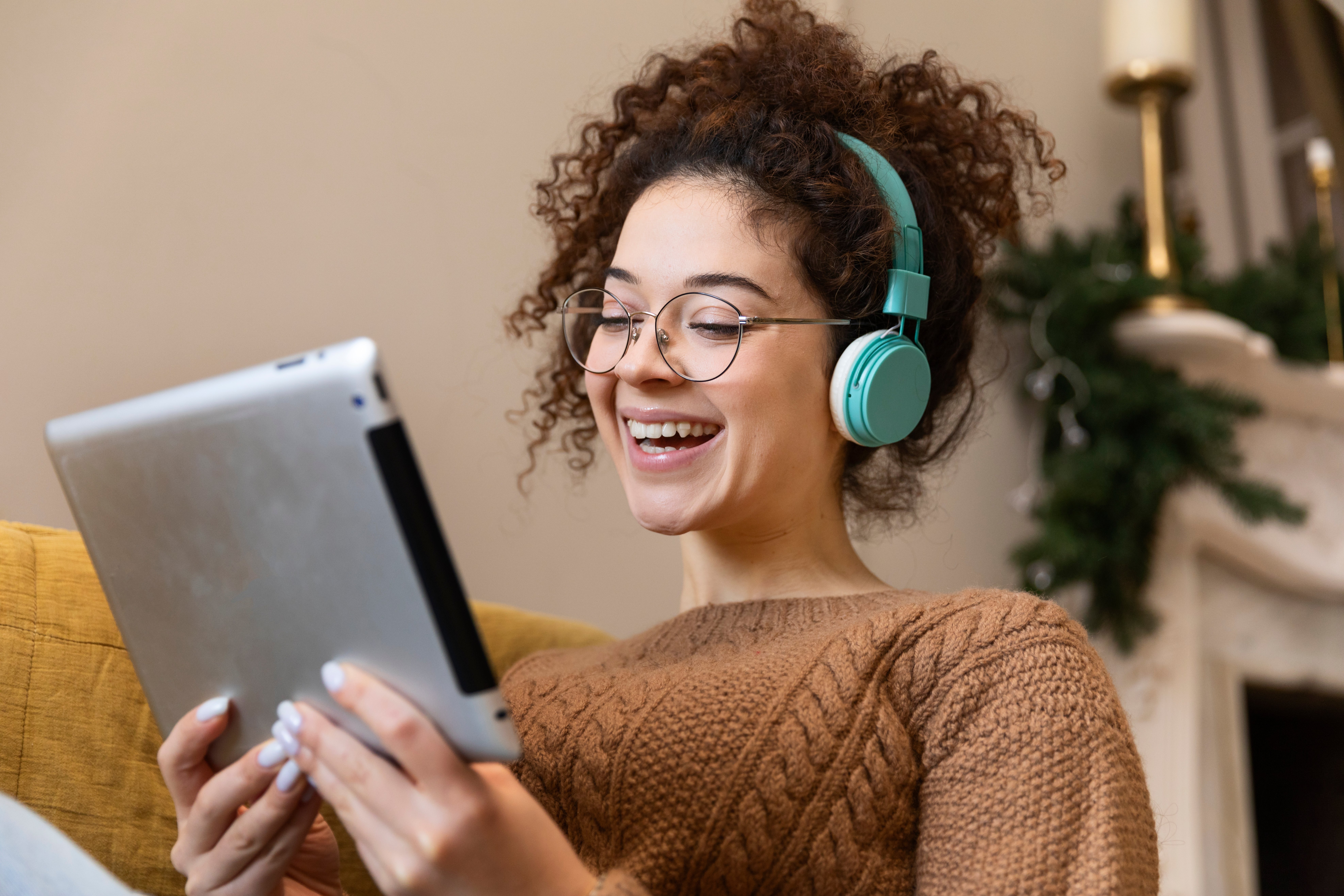 mulher-sorridente-de-tiro-medio-com-fones-de-ouvido
